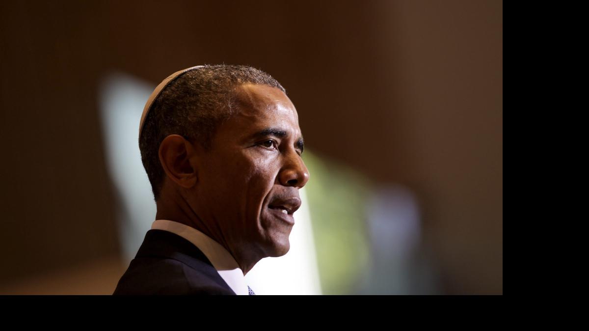 
En medio de la disputa pública con el gobierno de Israel, el presidente Barack Obama lució la kipá este viernes y abogó por un acuerdo nuclear con Irán y un estado palestino ante una audiencia judía de Estados Unidos.
