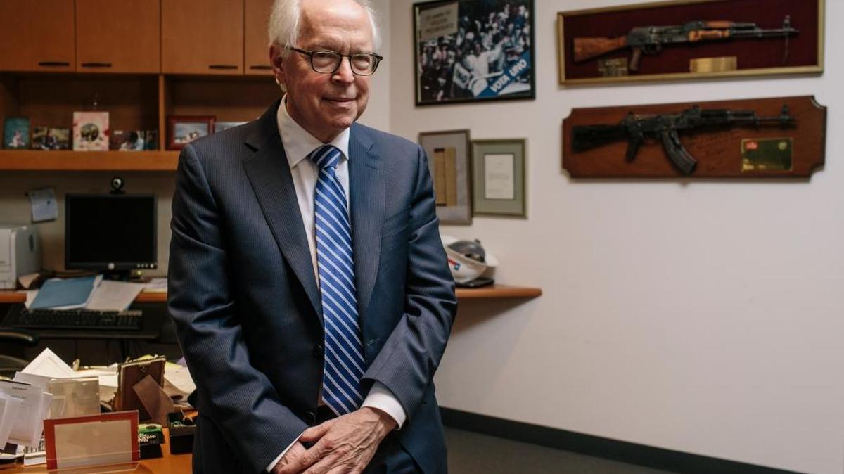 Bernard Aronson en su oficina en Washington, donde conserva un par de AK-47. Uno de los rifles es regalo de un líder la guerrilla de El Salvador, y otro de un jefe de la Contra nicaragüense, países en los que ayudó a terminar con años de cruentos conflictos en su labor como diplomático.