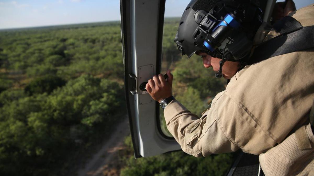 
Agentes de Protección de la Frontera buscan inmigrantes indocumentados que intentan llegar a EEUU cerca de McAllen, Texas.
