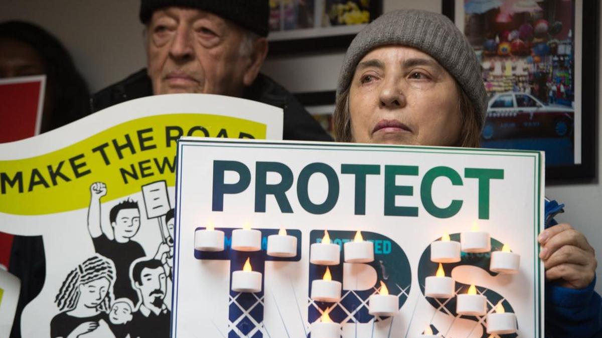 Inmigrantes, activistas y funcionarios electos realizan una conferencia de prensa para exigir que el Departamento de Seguridad Nacional extienda el Estatus de Protección Temporal (TPS) a más de 195,000 salvadoreños el 8 de enero de 2018 en Nueva York.