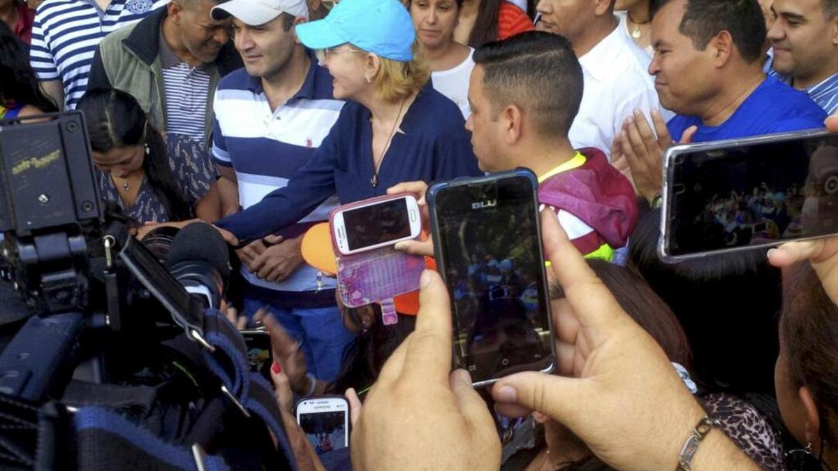 La fiscal general de la República, Luisa Ortega (C), saluda a personas fuera del Ministerio Público en Caracas el 16 de julio de 2017.