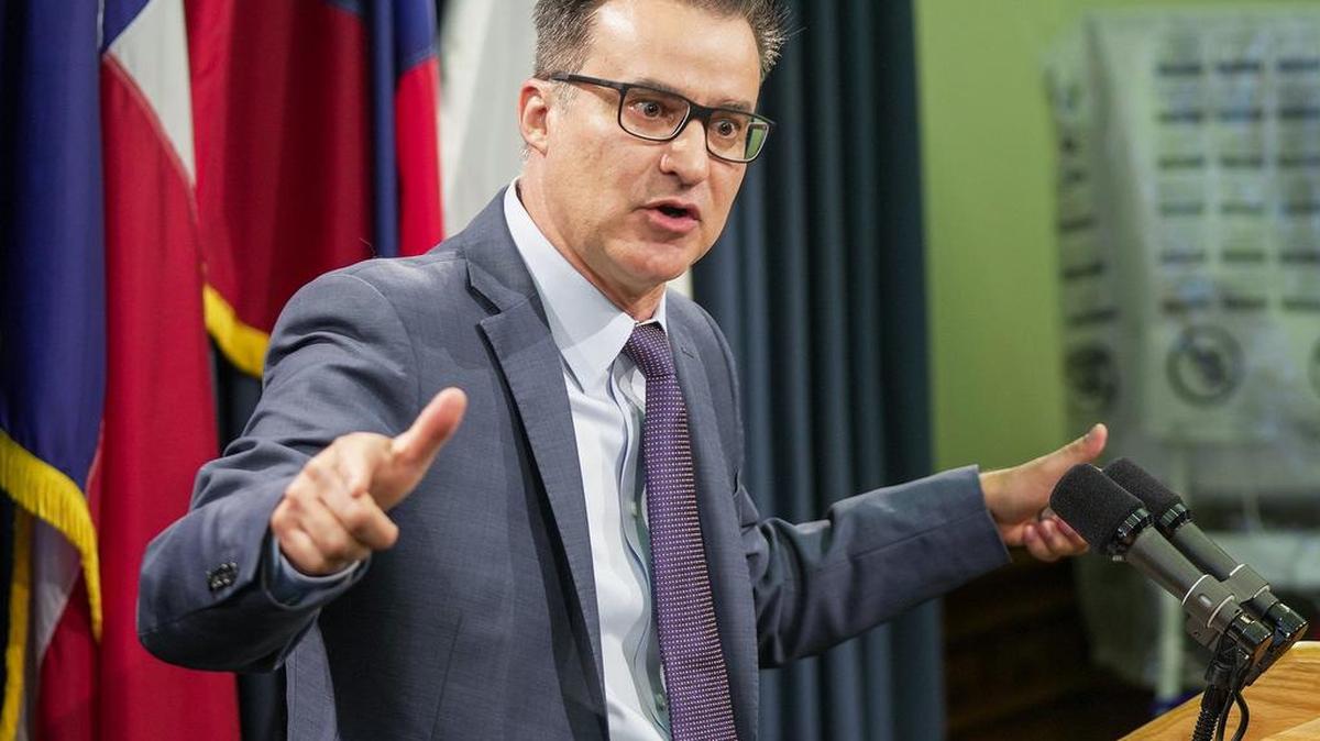 El senador estatal Roland Gutiérrez habla durante una conferencia de prensa sobre la legislación de sentido común sobre seguridad de armas en Texas. Gutiérrez ha publicado una legislación que se centra en la justicia y los servicios para las víctimas de tiroteos masivos, aumentando la responsabilidad estatal y local, seguridad escolar y recursos de salud mental, equipo integral y capacitación para los socorristas, un monumento a las víctimas de tiroteos masivos en el Cementerio Estatal de Texas y medidas de seguridad de armas de sentido común.