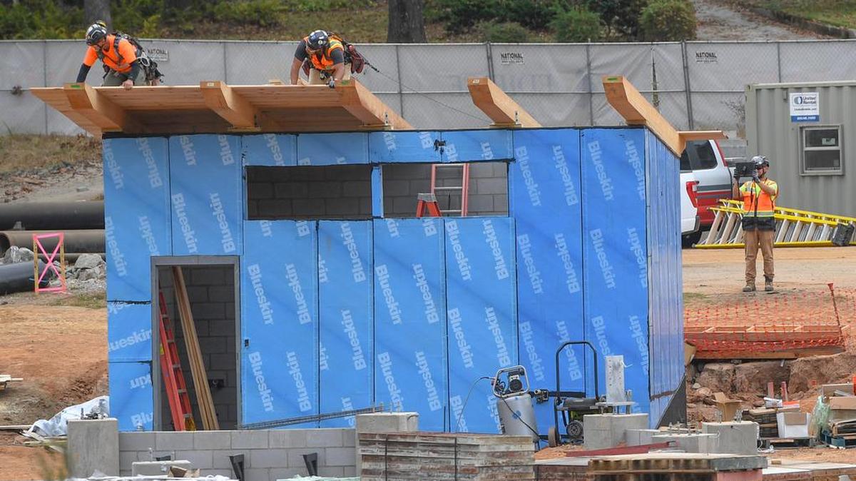 Los trabajadores de la construcción indocumentados se veran muy afectados debido a los planes de deportaciones masivas del futuro presidente de Estados Unidos, Donald Trump, tendrían un efecto devastador para la economía del país.
