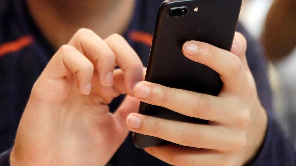 Un nuevo análisis sugiere que el uso de los medios sociales pudiera ser un factor que ha contribuido al aumento de los suicidios entre los adolescentes.