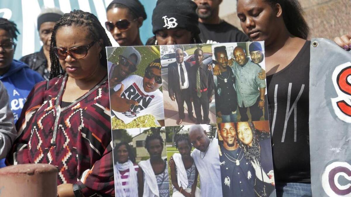 Familiares de Donnell Thompson, de 27 años, quien fue fatalmente baleado por la policía de Los Ángeles en Compton, California, hablan con la prensa fuera del Salón de la Administración del Condado después de dirigirse a los supervisores del condado en el centro de Los Ángeles el martes, 9 de agosto de 2016.