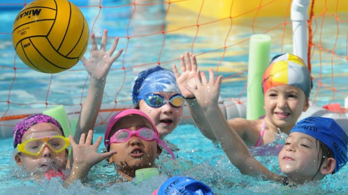 Un grupo de niños juega polo acuático en el centro JCC de Miami Beach.