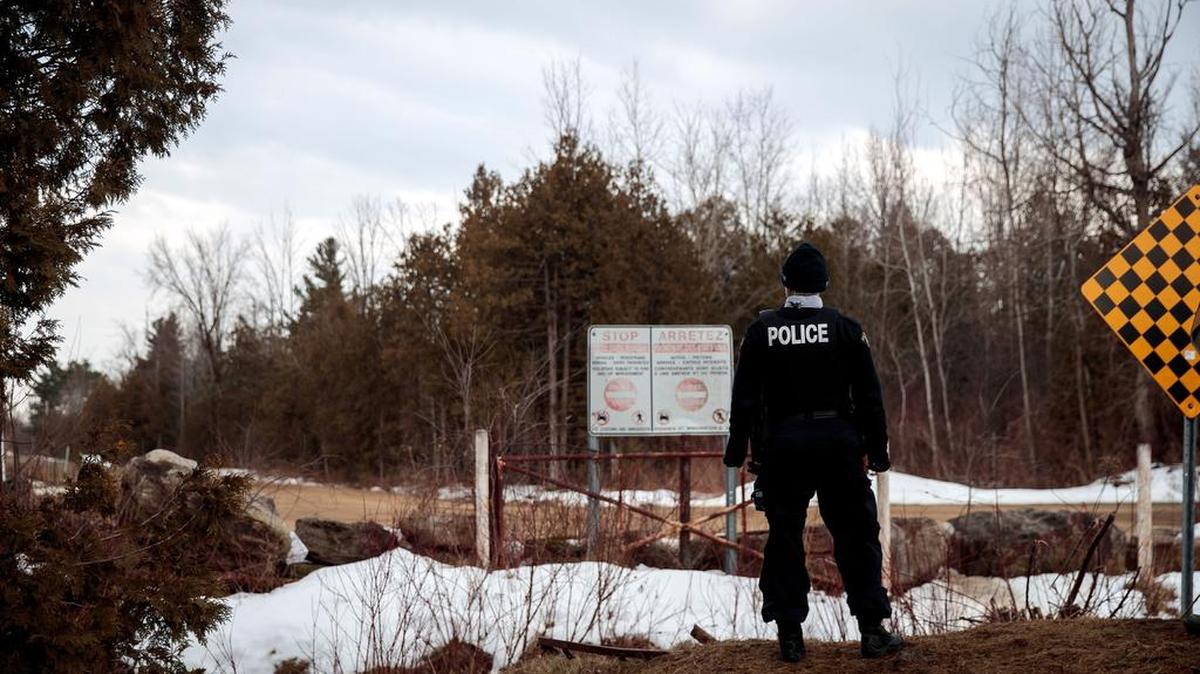 Un oficial de la Policía Montada Real de Canadá en la frontera entre EEUU y Canadá, el 23 de febrero 2017 en Hemmingford, Quebec, Canadá. En el último mes, cientos de personas han atravesado las fronteras terrestres de Quebec para intentar buscar asilo y reclamar el estatuto de refugiado en Canadá.