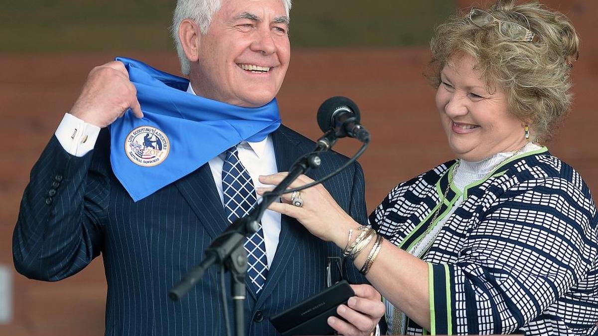 El secretario de Estado Rex Tillerson muestra una bufanda de los Boy Scout junto a su esposa Brenda al final de las conversaciones en la Summit Bechtel Family National Scout Reserve en Glen Jean, West Virginia, el 21 de julio.