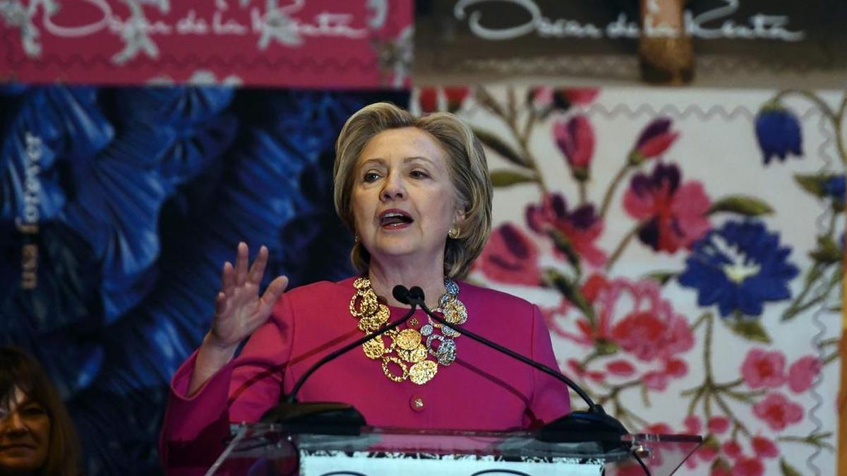 La ex primera dama de Estados Unidos, Hillary Clinton, pronuncia su discurso durante una ceremonia sobre los nuevos sellos del Servicio Postal de los Estados Unidos que conmemoran al diseñador dominicano de moda Oscar de la Renta en Nueva York, Estados Unidos, el 16 de febrero de 2017.