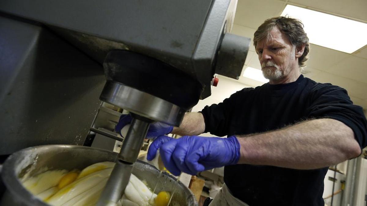 En esta foto de archivo del 10 de marzo de 2014, Jack Phillips, dueño de Masterpiece Cakeshop, trabaja en su tienda en Lakewood, Colorado. La Corte Suprema está analizando un nuevo enfrentamiento entre los derechos de los homosexuales y la religión en un caso sobre un pastel de bodas para una pareja del mismo sexo en Colorado.