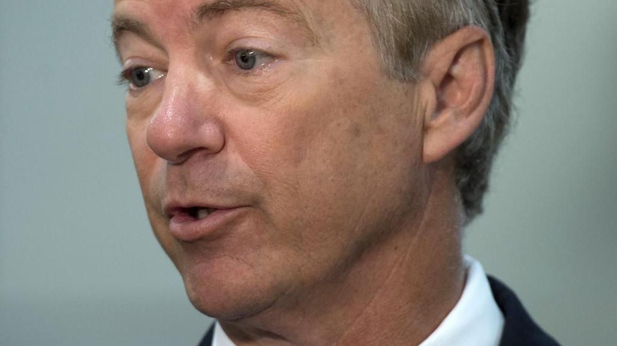 Esta foto de archivo tomada el 28 de junio de 2017 muestra al senador estadounidense Rand Paul, republicano de Kentucky, hablando con los periodistas en Capitol Hill en Washington, DC.