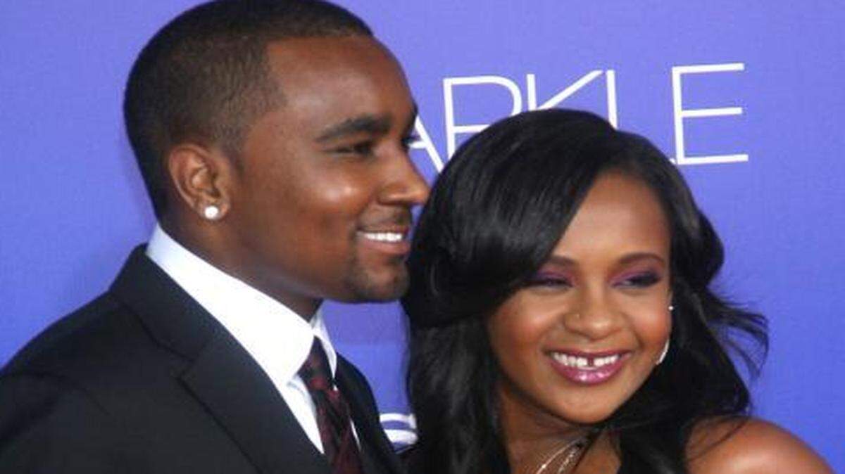 
Nick Gordon y Bobbi Kristina Brown, quien ahora se encuentra en estado de coma inducido. 
