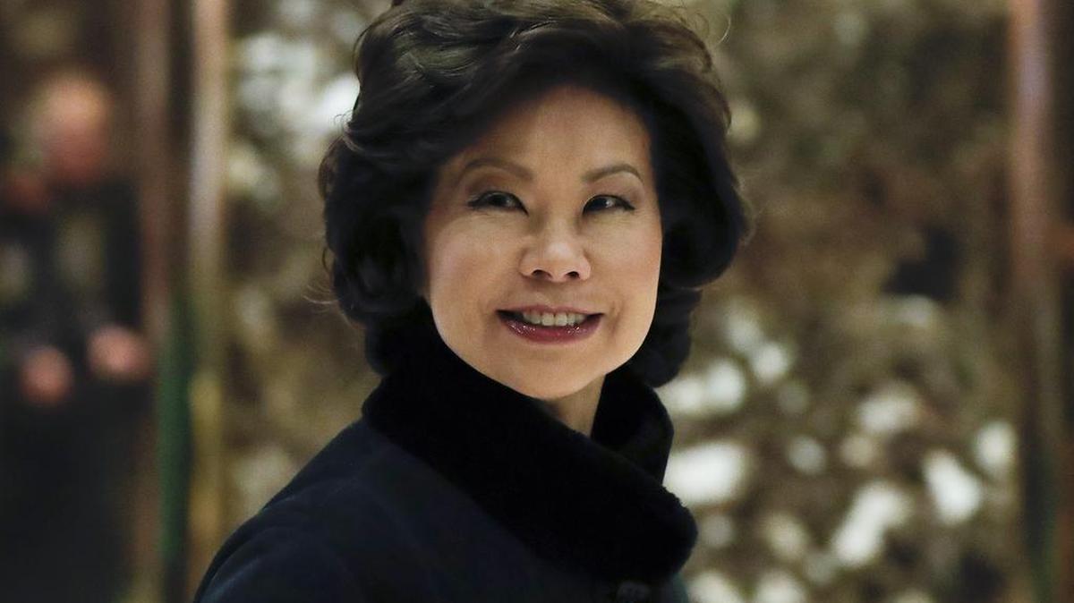 Secretaria de Transporte: Elaine Chao, 63 años. Fue secretaria del Trabajo en el gobierno de George W. Bush e hizo historia por ser la primera mujer de ascendencia asiática en formar parte de un gabinete de gobierno de EEUU.