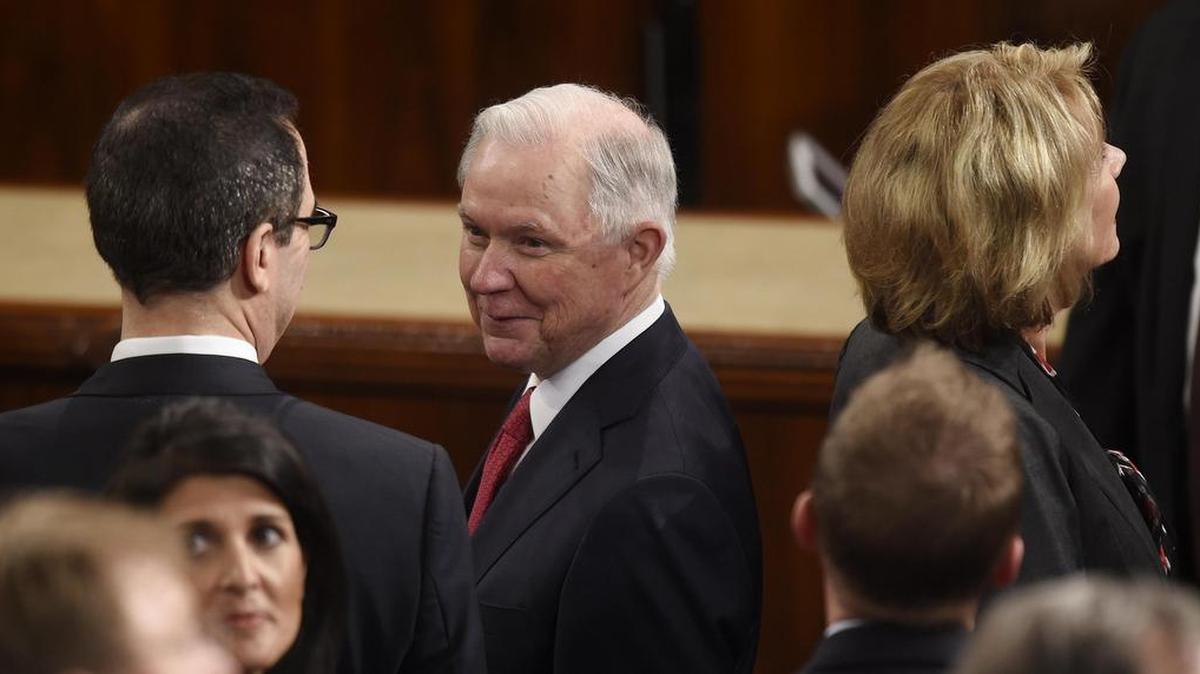 El fiscal general de EEUU, Jeff Sessions (c), espera a que el presidente estadounidense Donald J. Trump llegue para entregar su primer discurso a una sesión conjunta del Congreso desde el piso de la Cámara de Representantes en Washington, DC , (Estados Unidos) el martes 28 de febrero de 2017.