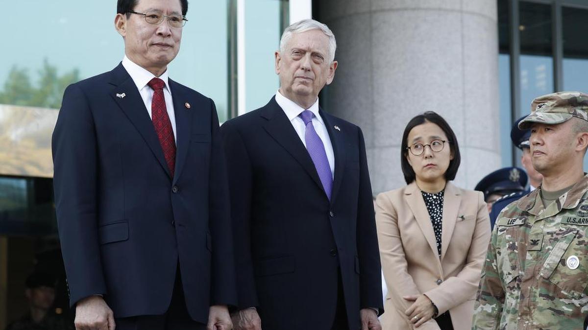 El ministro de Defensa de los Estados Unidos, James Mattis (c), y su homólogo surcoreano Song Young-Moo (i) visitan la Zona Desmilitarizada (DMZ), en la aldea fronteriza de Panmunjom en Paju, Corea del Sur, 27 Octubre de 2017.