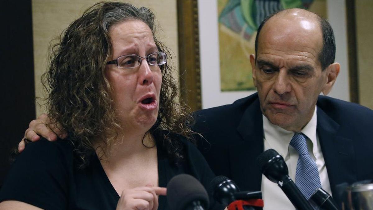 Alexa MacPherson, una víctima de abuso sexual por parte de un sacerdote, da una conferencia de prensa junto a su abogado Mitchell Garabedian, sobre la muerte del cardenal Bernard Law, el miércoles en Boston. Law, quien fue acusado de proteger curas pedófilos, falleció a los 86 años.