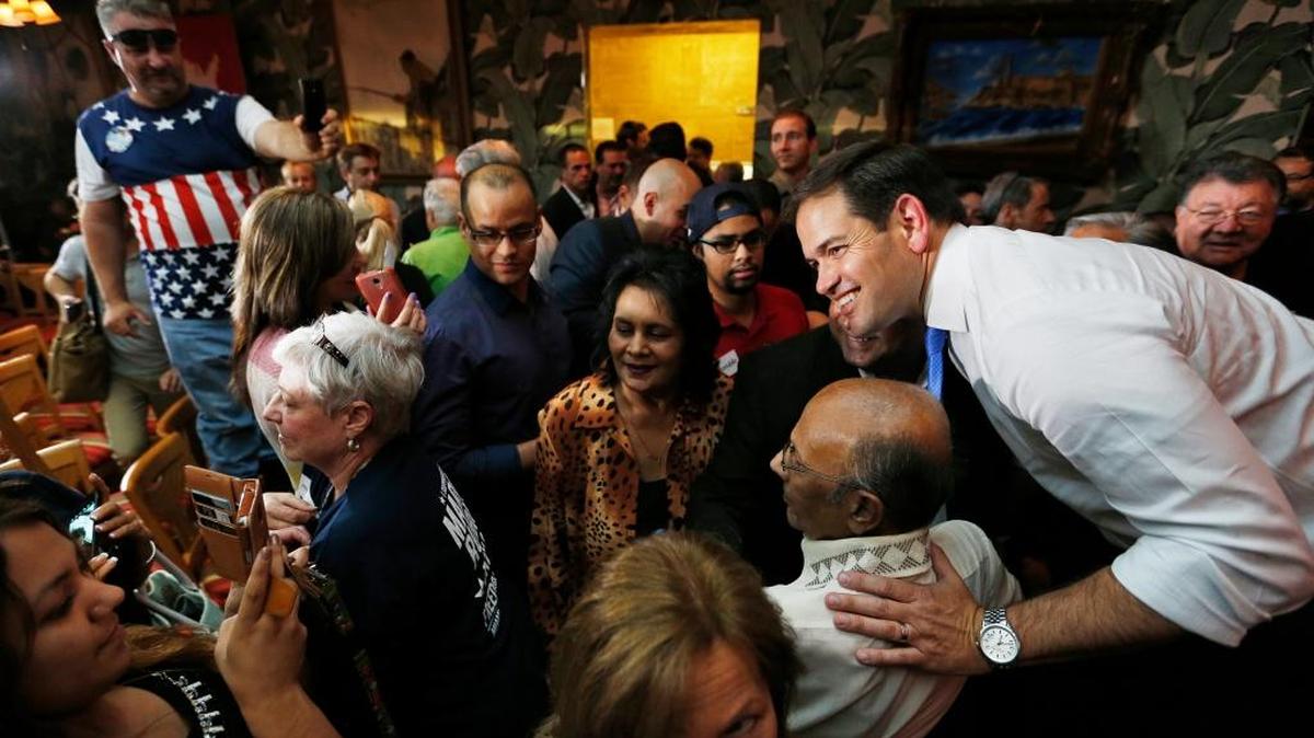 El precandidato republicano, senador Marco Rubio (der.), conversa con partidarios en un restaurante en Las Vegas.