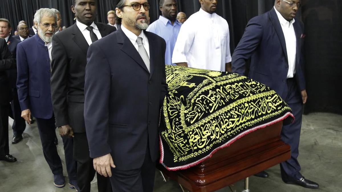 Miles de musulmanes llegados de todas parts del mundo rezaron el jueves juntos delante del ataúd de la leyenda del boxeo Mohamed Ali, en una tradicional ceremonia celebrada en su ciudad natal.