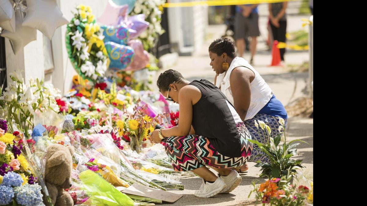 
Varias personas dejan flores en el memorial levantado en la Iglesia Africana Metodista Episcopal (AME) por las nueve víctimas de un tiroteo perpetrado el pasado miércoles, en Charleston, Carolina del Sur, Estados Unidos, hoy, viernes 19 de junio de 2015. Dylann Roof, de 21 años y detenido horas después del ataque, fue hoy acusado de nueve delitos de asesinato, informó la Policía de esa ciudad. Está previsto que Roof comparezca hoy ante el juez y ha confesado que fue él quien disparó el miércoles por la noche contra un grupo de personas que participaban en una lectura de textos sagrados en la AME.

