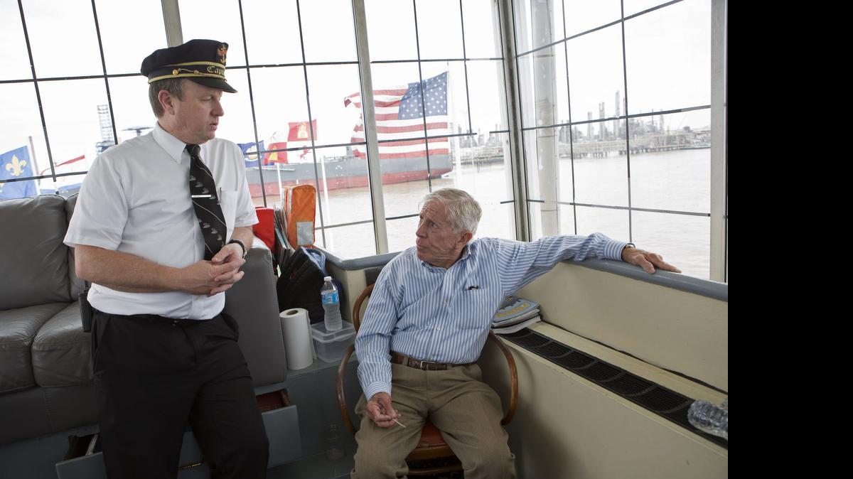 
El capitán Donald Houghton (izq.), junto al capitán retirado, Doc Hawley, conversan en el barco de vapor. Hawley estuvo allí como capitán, dando órdenes con un megáfono hace 40 años, cuando el Natchez hizo su primer viaje el 13 de abril de 1975.
