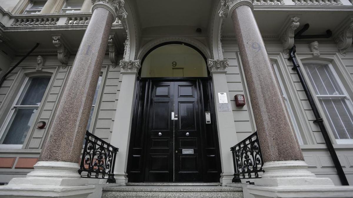 La puerta de entrada principal a un edificio donde se ubican las oficinas de Orbis Business Intelligence Ltd se encuentra en el centro de Londres, el jueves 12 de enero de 2017.