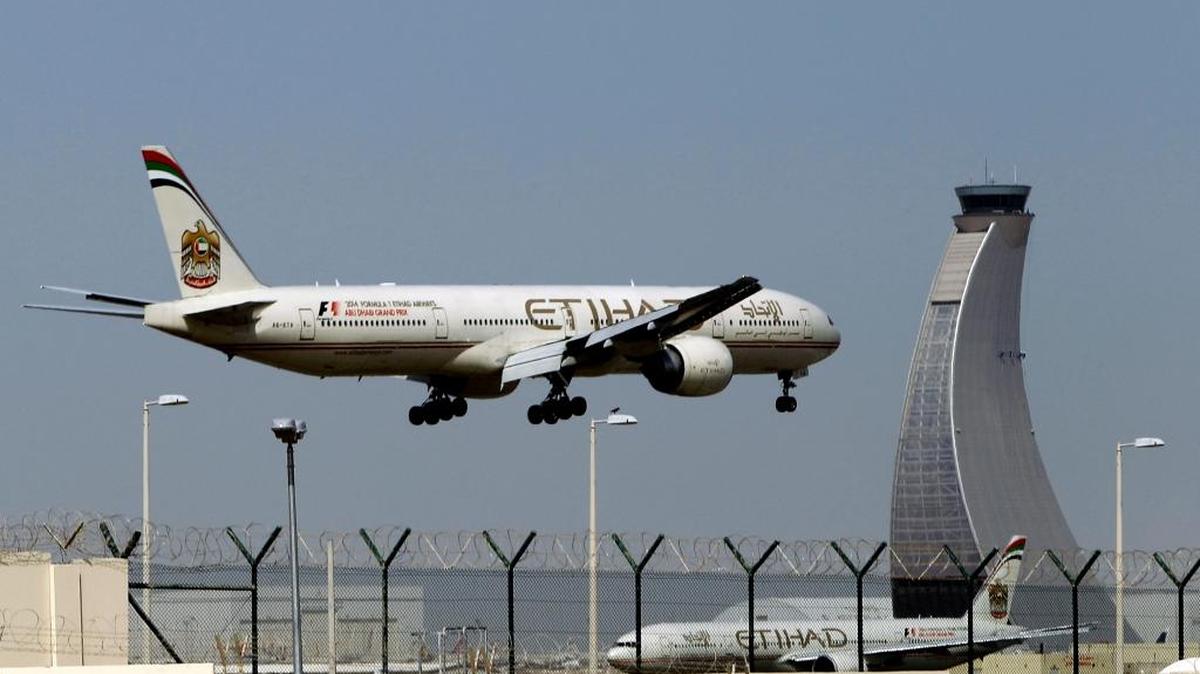 Un avión de la compañía Etihad Airways se prepara para aterrizar en el aeropuerto de Abu Dhabi, en los Emiratos Árabes Unidos.