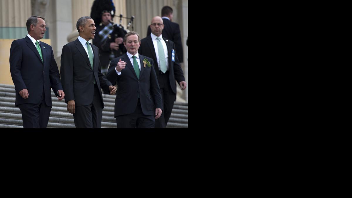 
El presidente Obama (cen.), conversa con el primer ministro irlandés, Enda Kenny (der.), y el presidente de la Cámara baja, John Boehner, el martes, tras su reunión en Washington.


