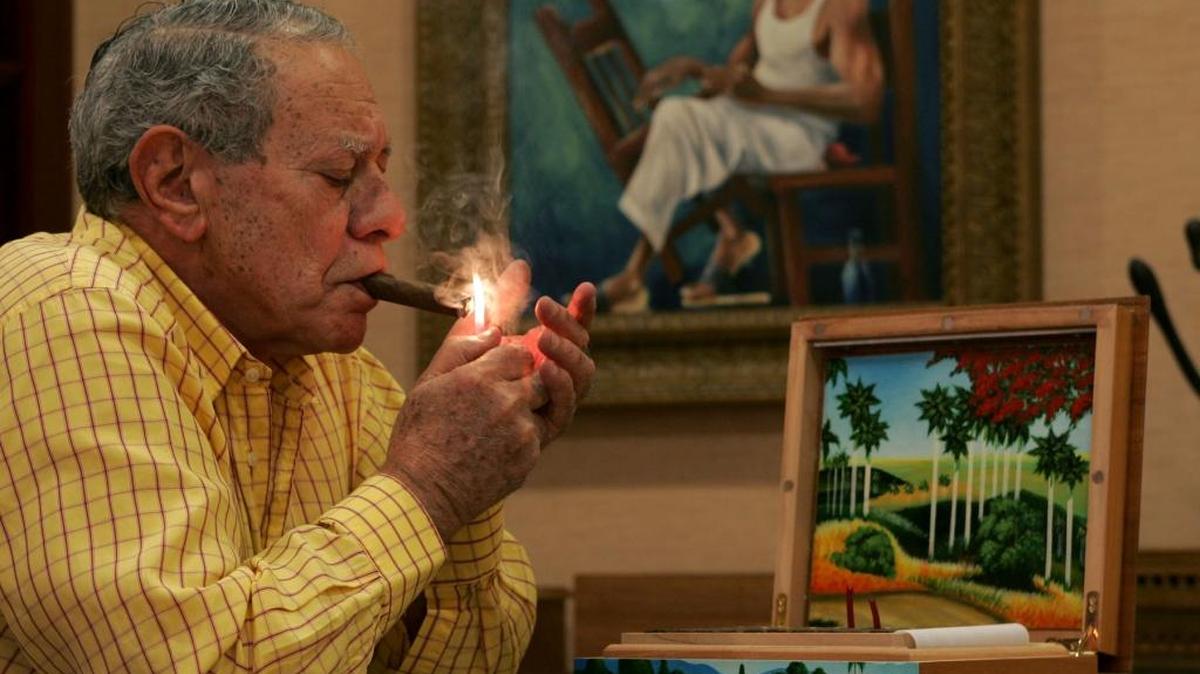 José Orlando Padrón, fundador de Padron Cigars, celebra el 40 aniversario del negocio, en el 2004, en la sede de la tienda en La Pequeña Habana.