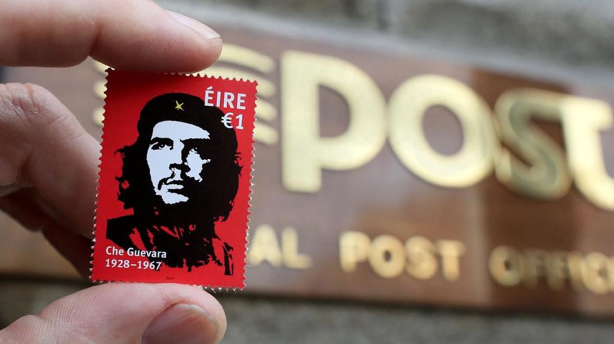 Un sello, lanzado por la oficina de correos de Irlanda, An Post, con una imagen del artista irlandés Jim Fitzpatrick, del revolucionario argentino Ernesto "Che" Guevara, se retiene fuera de la Oficina General de Correos (GPO) en Dublín, Irlanda el 10 de octubre de 2017 .
