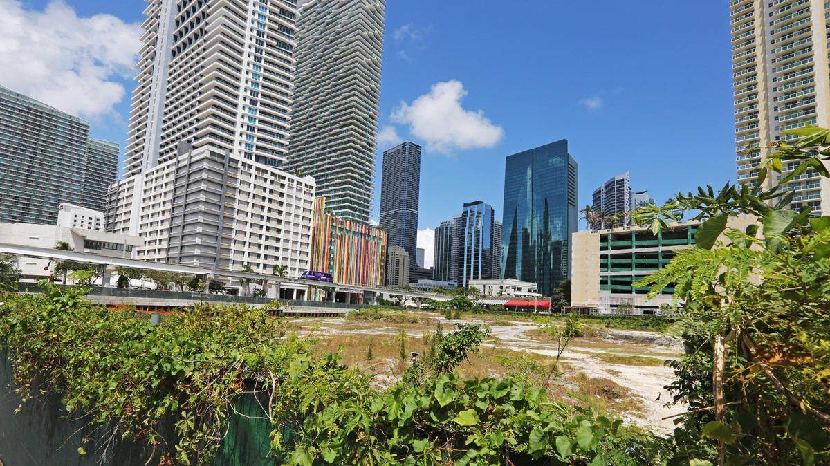 Este lote en 1430 South Miami Avenue fue comprado por una empresa estatal china por $74.7 millones en 2014.