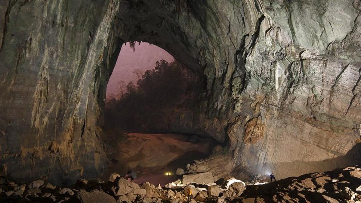 La cueva vietnamita de Soon Dong, considerada la más grande del planeta, que fue descubierta por casualidad en 1991 por Ho Khanh, cuando se vio sorprendido por una tormenta en medio de la jungla y al buscar refugio cerca de unas rocas reparó en un hueco del que salían vientos suaves. Un equipo de exploradores británicos la dio a conocer al mundo en 2009.