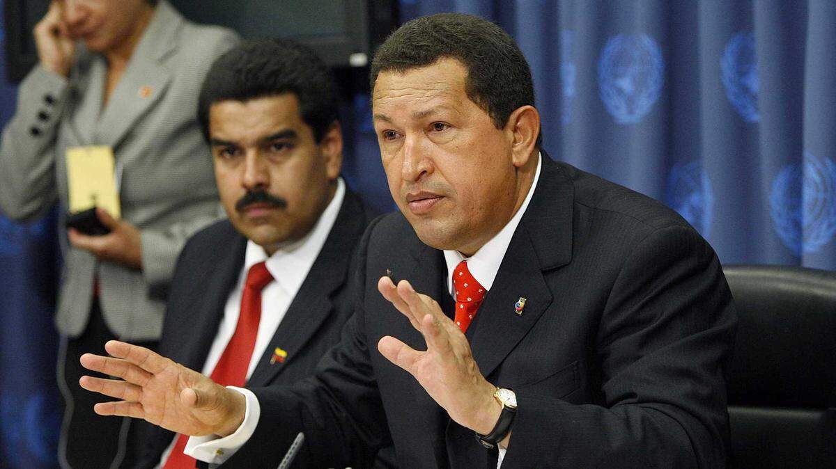 20 de septiembre de 2006 – Nueva York, NY – Hugo Chávez Frías (derecha), entonces presidente de la República Bolivariana de Venezuela, ofrece declaraciones a corresponsales tras su discurso ante el 61º período de sesiones de la Asamblea General en la sede de las Naciones Unidas en Nueva York.