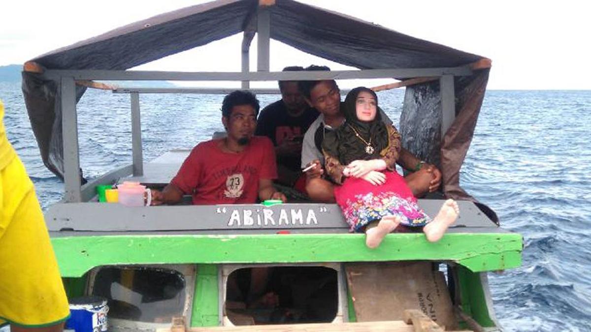 Un habitante del pueblo que como mucho indonesios no tiene apellido, encontró la muñeca el mes pasado cuando estaba pescando en las islas Banggai, en el centro de Indonesia.