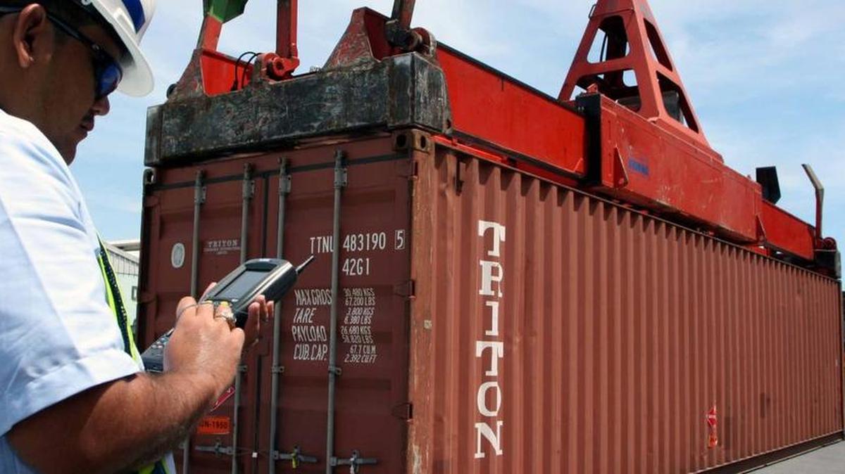 
Un empleado supervisa el descargue de un contenedor en un puerto de Guatemala, donde se llevó a cabo la V Convención Anual de Servicios Globales.

