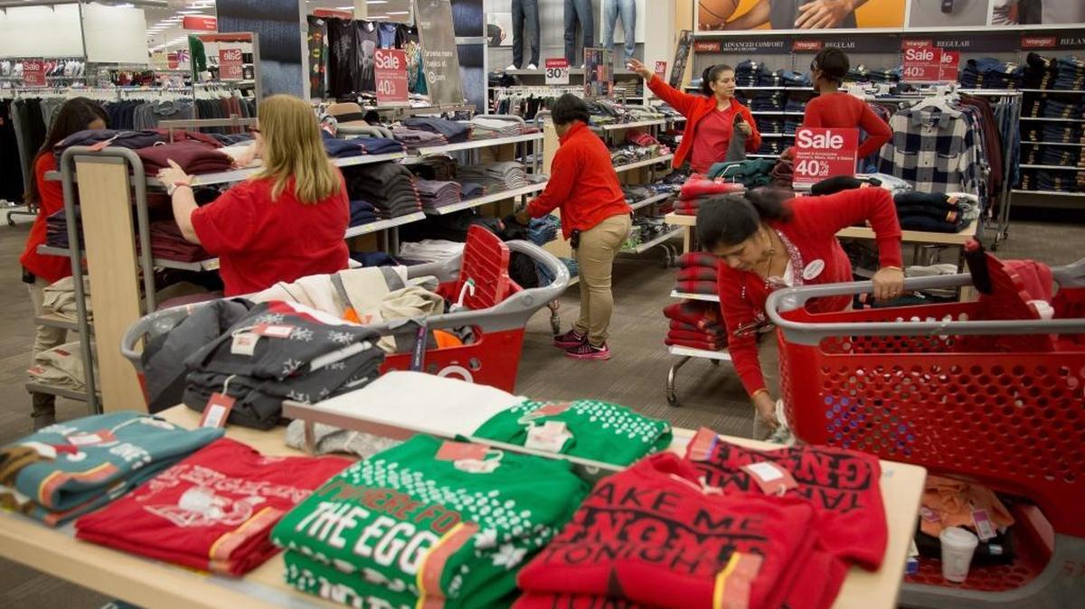 Empleados de Target arreglan artículos de Navidad en una tienda en Jersey City. Según un estudio de WalletHub, en el 2016 se espera un aumento del 3.6 por ciento en gastos de fin de año. Foto de archivo.