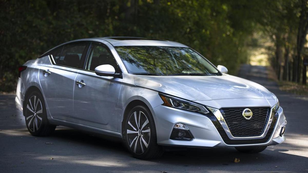 El Altima compite en un grupo muy duro, con el Toyota Camry, Honda Accord, Mazda 6, Hyundai Sonata y el Kia Optima, que no le jean otra que estar al día o desaparecer.
