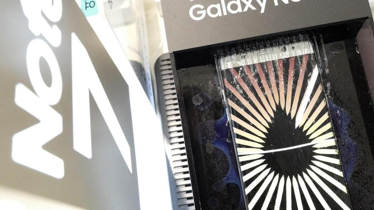 El teléfono móvil Samsung Galaxy Note 7 en exposición el lunes en una tienda de Seúl. La empresa suspendió la producción de ese teléfono después de que se informara de incendios en dispositivos que reemplazaron a modelos afectados por una avería de este tipo.