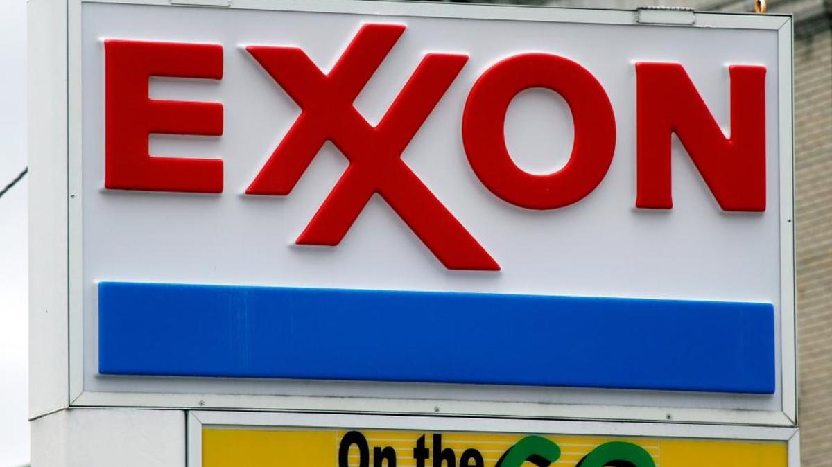 ExxonMobil anunció el viernes una caída del 62% en sus beneficios semestrales.