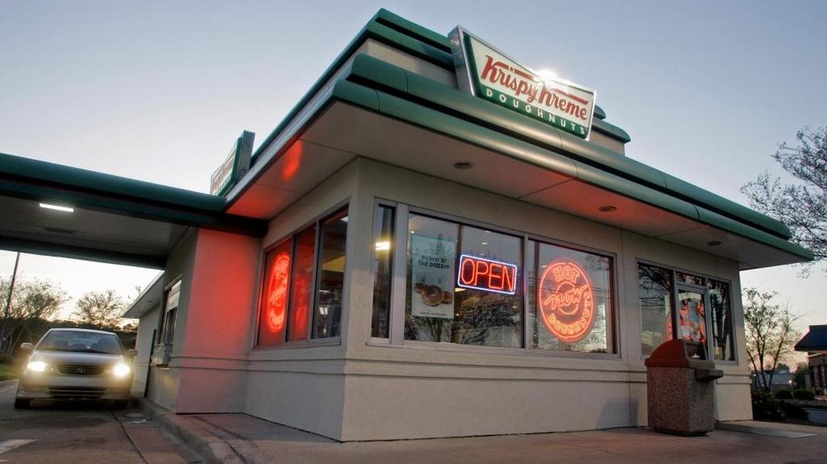 Una sucursal de Krispy Kreme en Matthews. Esa empresa anunció el lunes un acuerdo de venta al fondo alemán JAB Holding en una operación valorada en unos $1,350 millones.