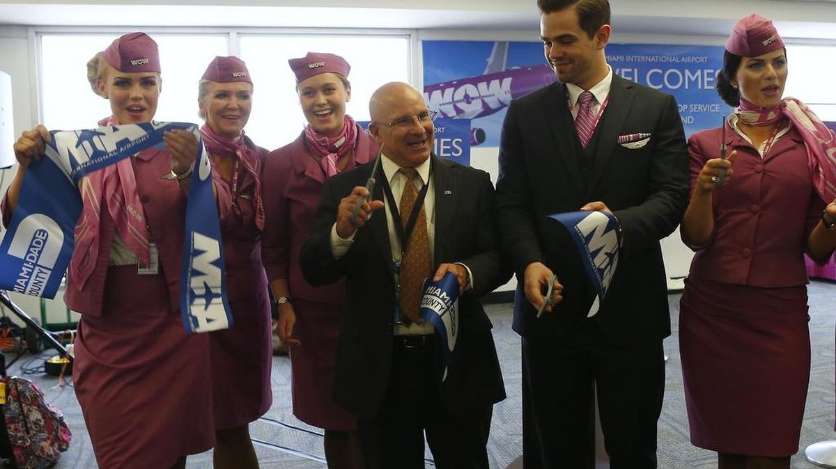 Funcionarios del aeropuerto de Miami y aeromozas de la aerolínea WOW durante la ceremonia de inauguración el jueves de un vuelo a Islandia.