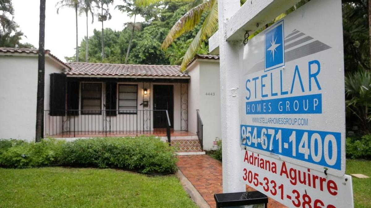 Una casa en venta en Coral Gables. Antes de presentarle el contrato al vendedor, asegúrese de que todos los términos estén redactados de conformidad con los propuestos por usted.