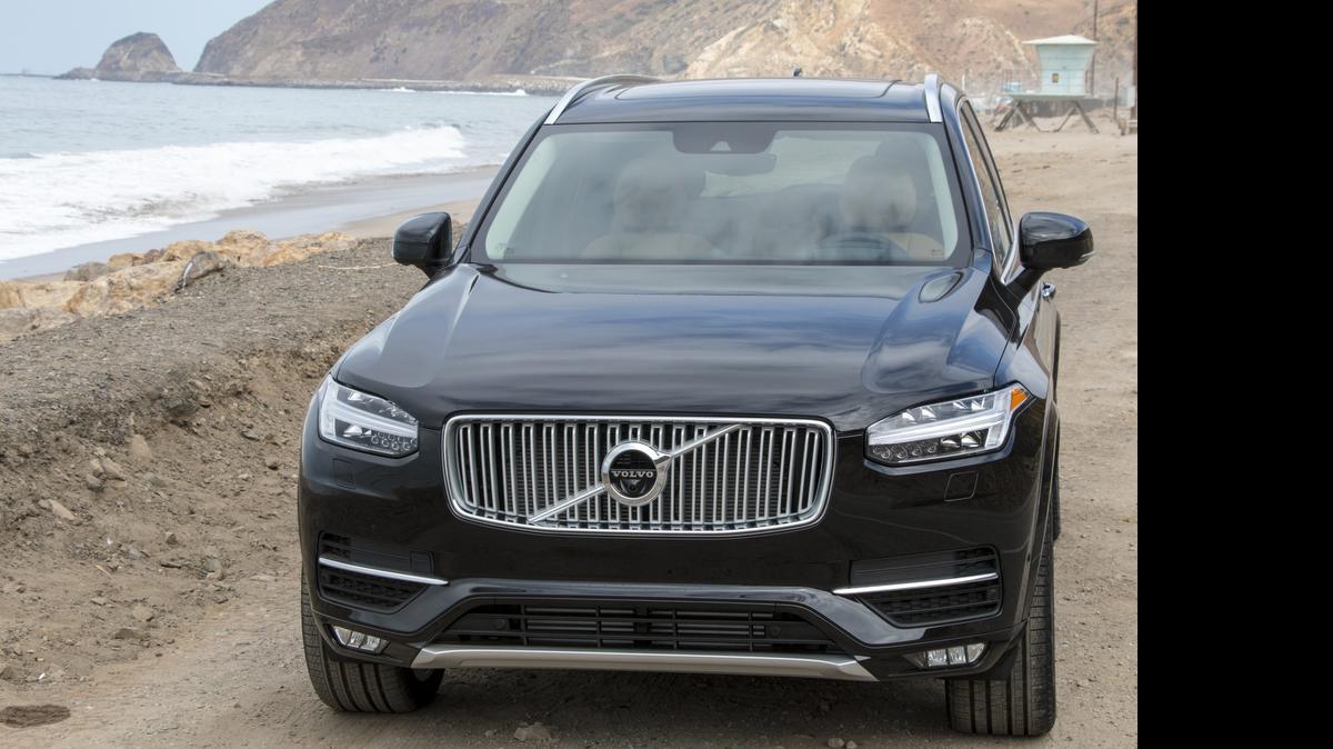 
Fotografía del 14 de mayo de 2015 del modelo T6 del nuevo todocamino de Volvo, XC90, en Santa Mónica (EE.UU.). El futuro de Volvo pasa por el éxito de la nueva generación del todocamino XC90, un SUV de siete plazas que incluye una versión híbrida enchufable, y que supone el relanzamiento mundial de la histórica marca sueca. Volvo ha presentado en Estados Unidos la segunda generación del XC90, incluido el híbrido enchufable, denominado T8 Twin Engine, y ha reconocido que el vehículo, que será vendido en todo el mundo, está diseñado para atraer a los consumidores estadounidenses.
