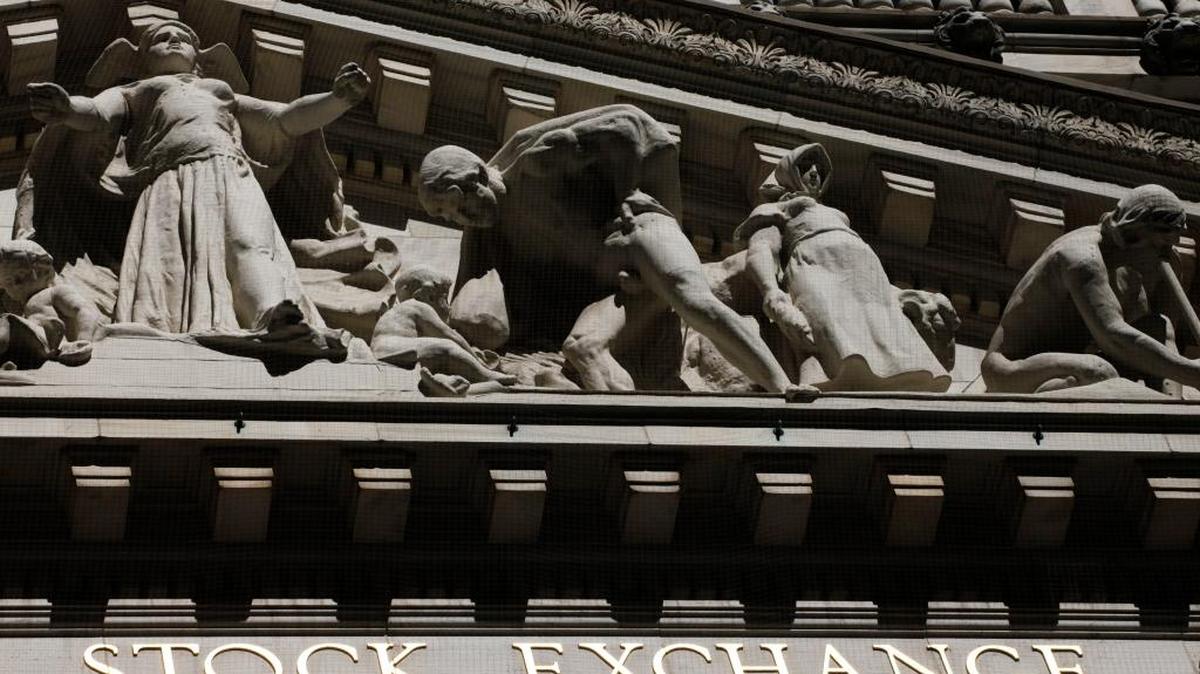 Wall Street cerró el martes al alza y por segundo día consecutivo el Dow Jones de Industriales, su principal indicador, subió un 0.18% y alcanzó un nuevo récord, mientras que el S&P 500 se quedó a un paso de alcanzar un nuevo máximo histórico.