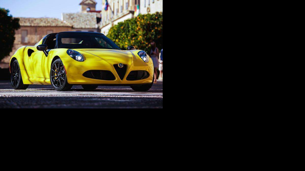 
Con un exterior muy deportivo, que evoca su bien ganada tradición de fuerza, rendimiento y eficiencia, el Alfa Romeo Spider del 2015 no deja espacio a otros competidores.
