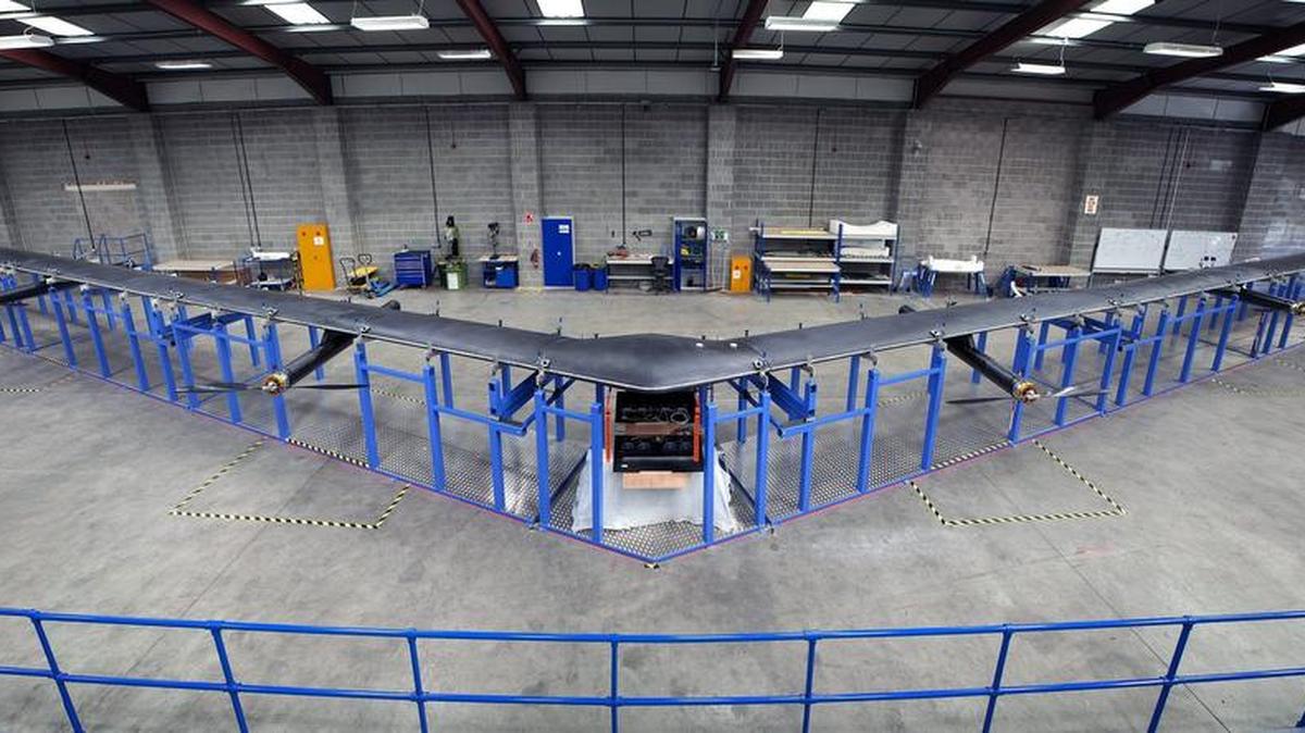 
El dron gigante construido por Facebook, en una localización sin determinar. El vehículo aéreo no tripulado, al que la compañía ha dado el nombre de Aquila y que se alimenta con energía solar, busca llevar internet a áreas remotas del planeta.
