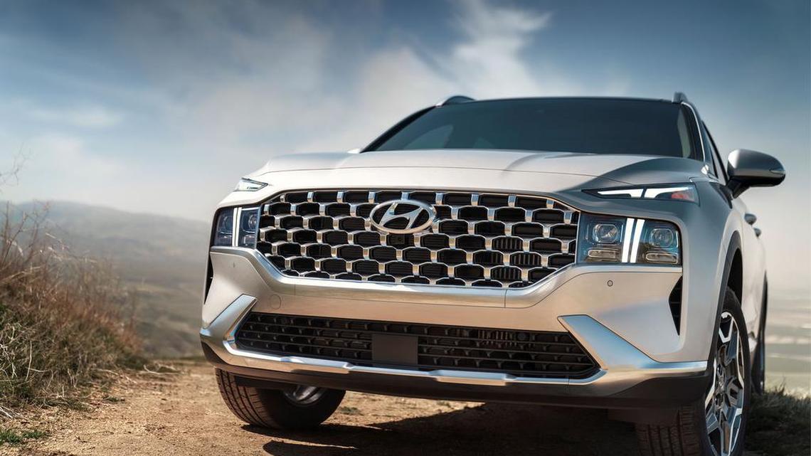 El SANTA Fe Plug-in Híbrido del 2023 ofrece la robustez de un SUV con tracción a las cuatro ruedas, hasta 50 km de autonomía eléctrica, un motor de gasolina de autonomía extendida además de sumo confort.