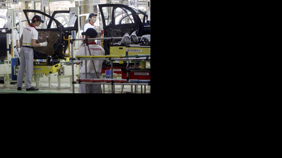 
Técnicos indonesios trabajan en una línea de ensamblaje de Toyota en una planta de Karawang, en el occidente de Java, Indonesia.


