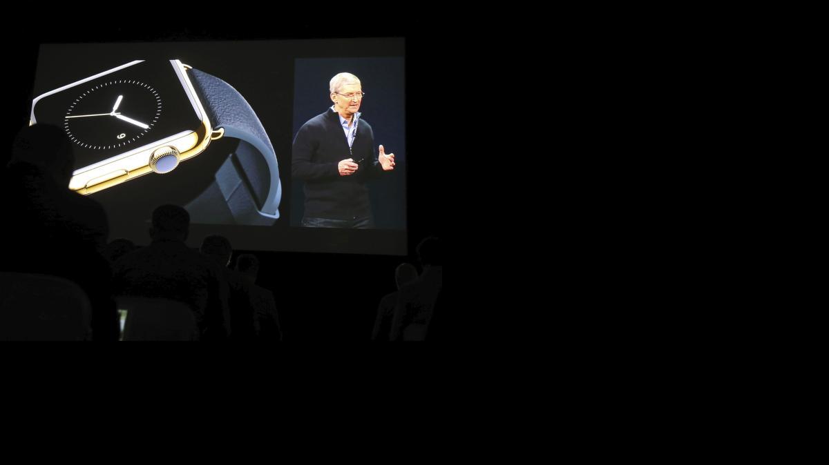 
Vista de la pantalla en la que se retransmite la presentación del reloj de pulsera inteligente Apple Watch, mostrado por el consejero delegado de Apple, Tim Cook.


