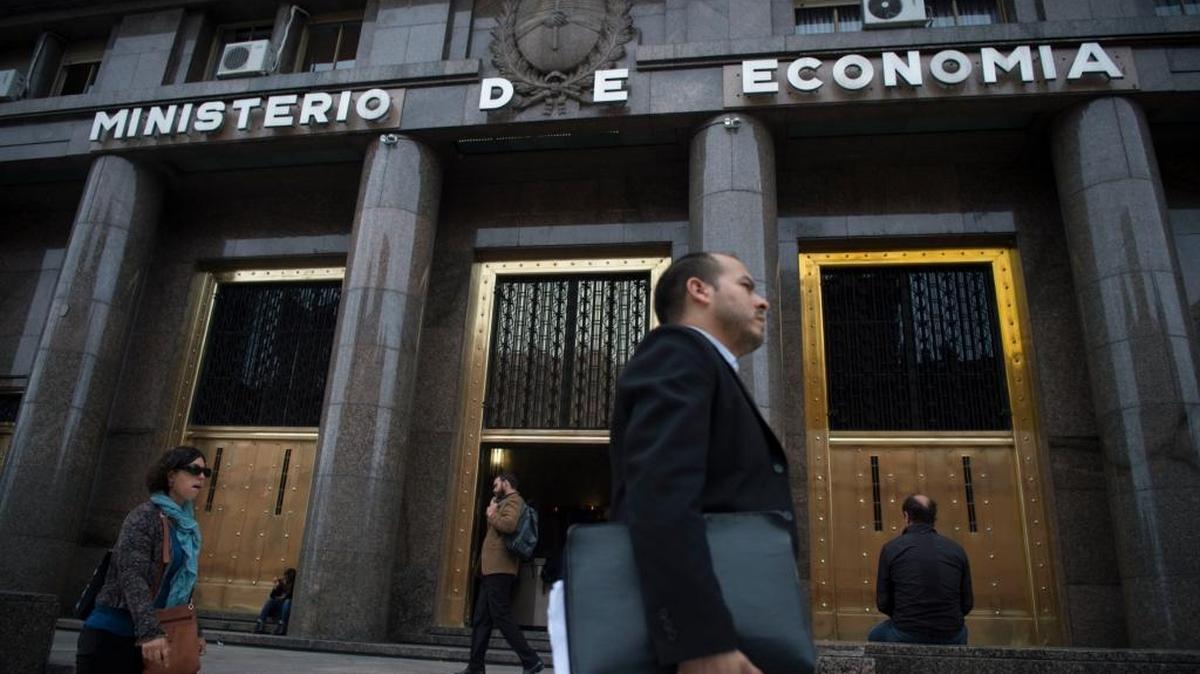 Personas caminan el lunes frente a la sede del ministerio de Economía de Argentina, en Buenos Aires. Argentina volvió este lunes a los mercados financieros internacionales con una emisión de deuda.