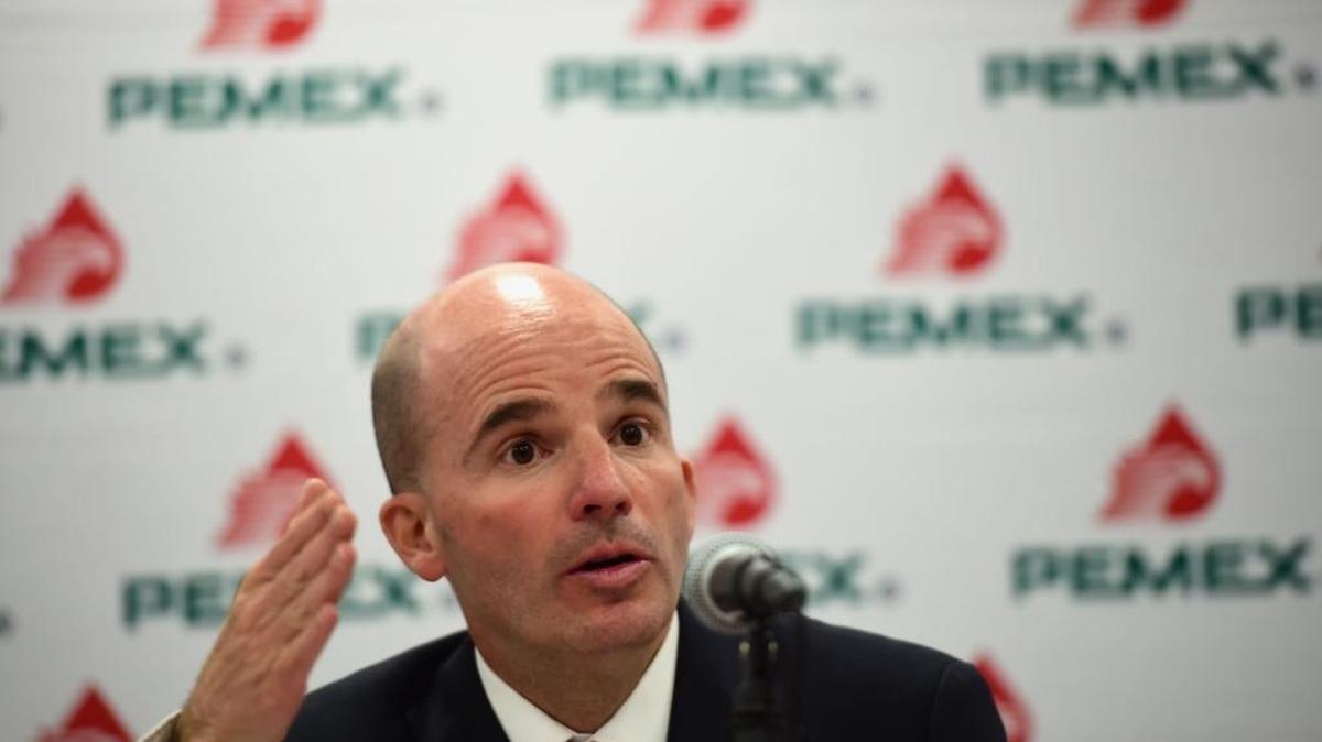El director general de la estatal petrolera Pemex, José Antonio González Anaya, habla durante una conferencia de prensa el lunes, en Ciudad de México. González dio a conocer los decepcionantes resultados de la empresa para el 2015, con pérdidas por $30,315 millones.